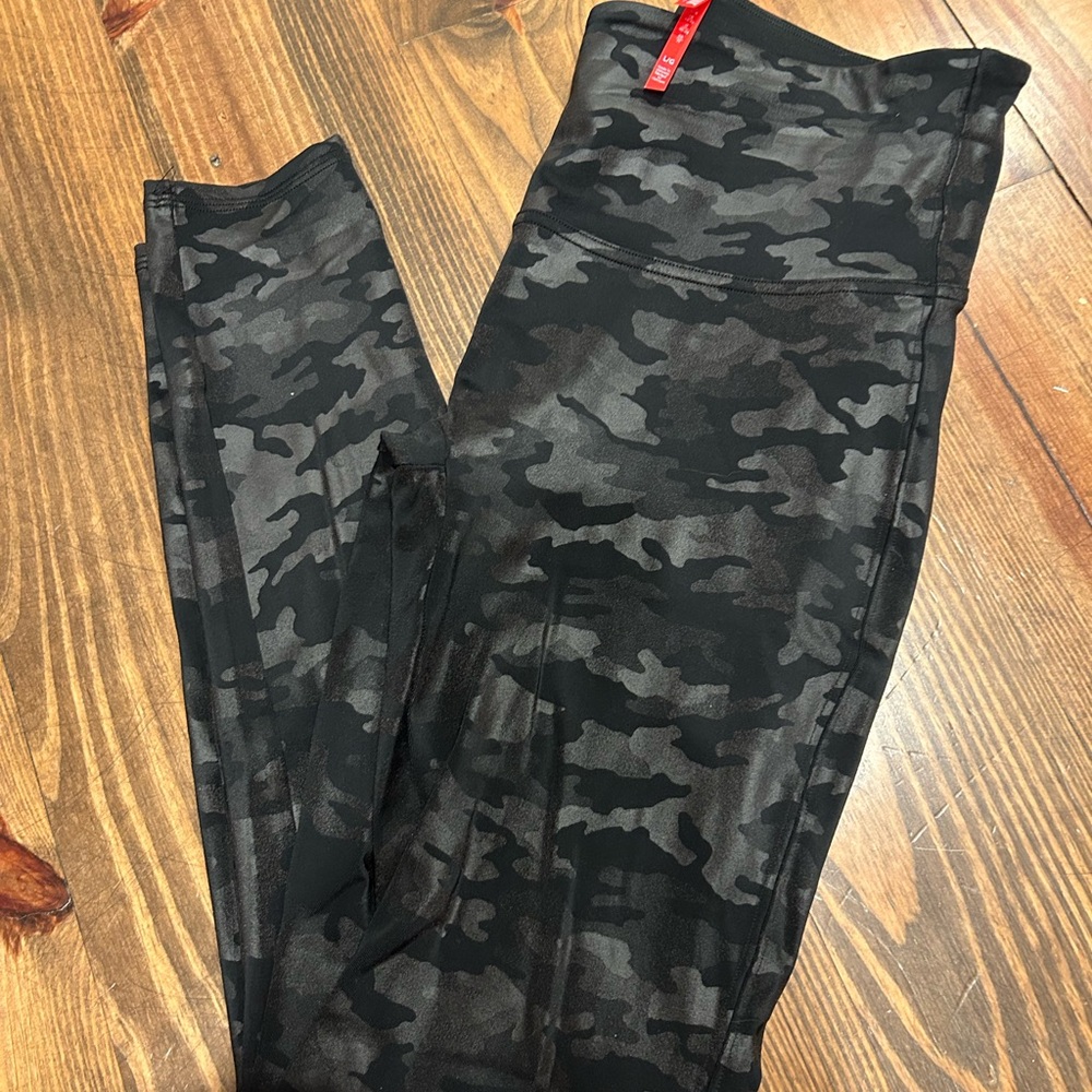 SPANX Faux Leather Black Camouflage Leggings size Large